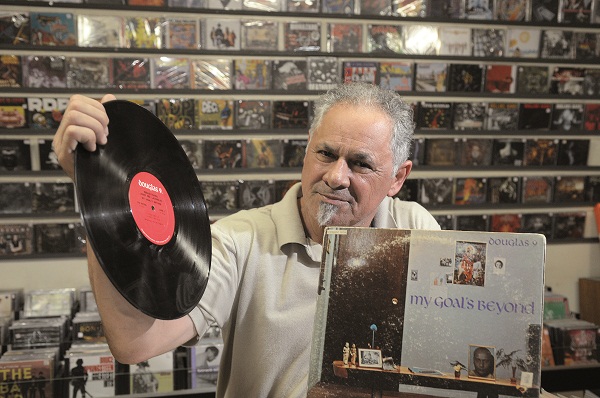 Paixão pela música: Reinaldo Freitas deixou o serviço público para cuidar da Berlim Discos, há 23 anos, no Conic (Minervino Júnior / Encontro / DA Press)