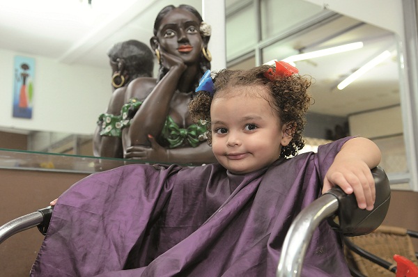 Salões afro valorizam os cachos da clientela: foi no Conic que Valentina, de 2 anos, cortou o cabelo pela primeira vez (Minervino Júnior / Encontro / DA Press)