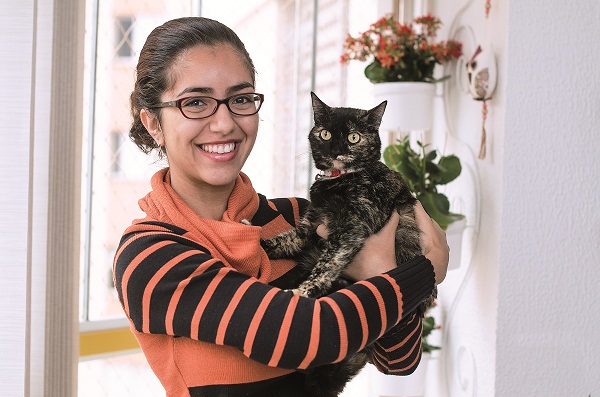 Rachel Autran leva sua gatinha Estrela para sessões de acupuntura: 'Ela se assustou um pouco com as agulhas no começo, mas logo se acostumou', conta a dona (Raimundo Sampaio / Encontro / DA Press)