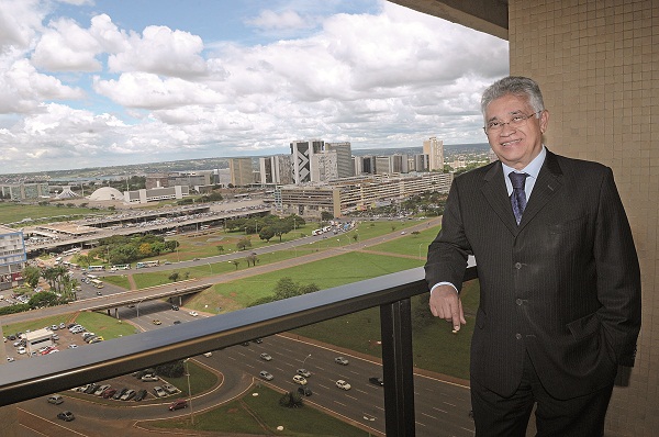Helder Carneiro, diretor-geral da Rede Plaza Brasília, mostra o atrativo 
do hotel que homenageia o fundador: vista cinco estrelas da Esplanada (Fotos: Minervino Júnior/Encontro/DA Press)