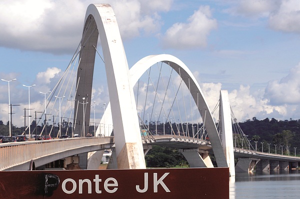 Beleza imponente: inaugurada em 2002, a Ponte JK é considerada uma das mais belas do mundo (Fotos: Minervino Júnior/Encontro/DA Press)