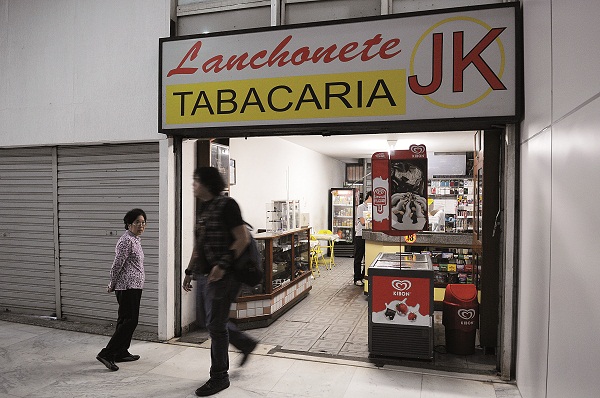 O nome da Tabacaria JK foi uma homenagem: para o proprietário, Enock Góes, o ex-presidente é o 'maior brasileiro de todos os tempos'
 (Fotos: Minervino Júnior/Encontro/DA Press)