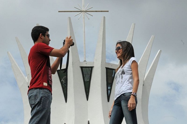 Turistas visitam a capital. Gilvan Salomão e Larissa Silva, tiram fotos em frente a Catedral Metropolitana na Esplanada dos Ministérios (Zuleika de Souza/CB/D.A Press)