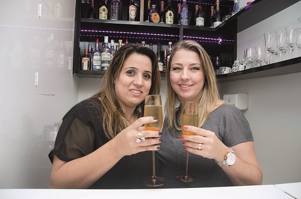 Na loja de Haline e Melissa, fazer as unhas transforma-se em happy hour: um bar à disposição e o primeiro drink de graça (Raimundo Sampaio/Encontro/DA Press)