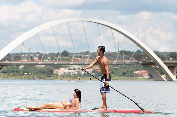 Diego Recena leva a namorada, Marina Campelo, para o stand up paddle no lago: o casal se diverte enquanto ele faz um exercício complementar à malhação na academia (Minervino Júnior / Encontro / DA Press)