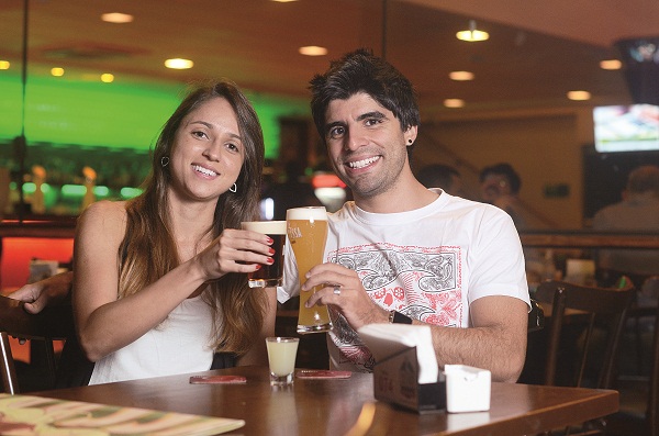 Os amigos Guilherme e Letcia comemoram as novas opes de guas Claras: no  preciso 
mais ir ao Plano Piloto para comer e beber bem (Raimundo Sampaio/Encontro/DA Press)