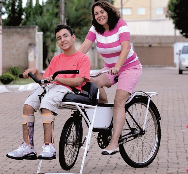 O filho de Cristiane Victorio, Lucas, tem paralisia cerebral. Ela o ensinou a andar de bicicleta e ele frequentou a faculdade dela, como acompanhante: 'Meu filho me deu um rumo na vida, uma profisso, s fez coisas boas por mim' (Minervino Jnior / Encontro / DA Press)