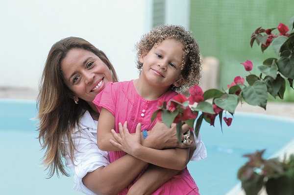 Leila Rodrigues convive muito bem com a surdez da filha, Maria Vitória:. 'É fácil amar alguém. Nós criamos barreiras e isso dificulta o viver' (Minervino Júnior / Encontro / DA Press)