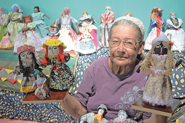  Dona Nêga é a bonequeira mais conhecida da região, e sua arte é acessível: os preços 
variam de R$ 3 a R$ 10 (Fotos: Minervino Júnior / Encontro / DA Press)