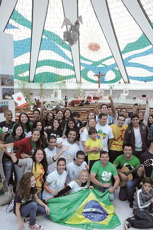 Parte da turma de brasilienses que vai comparecer  Jornada reunida: a empolgao contrasta com o discurso de que a Igreja perdeu espao entre os jovens  (Fotos: Minervino Jnior / Encontro / DA Press)