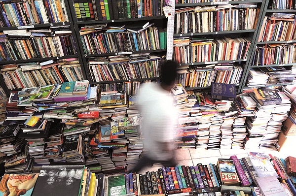 Em Brasília, há uma porção de sebos que vendem de livros didáticos a preciosidades esgotadas nas editoras: a presença de grandes livrarias não abalou o negócio (Minervino Júnior/Encontro/DA Press)