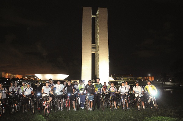 No Congresso, no Parque da Cidade ou nas vias dos lagos: pedalar virou hábito na noite brasiliense (Fotos: Minervino Júnior / Encontro / DA Press)