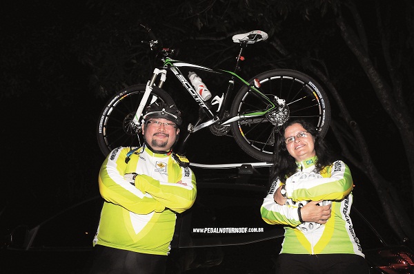 André Fugimoto e Kátia Rodrigues, coordenadores do grupo Pedal Noturno: 
o ciclismo é uma das atividades mais democráticas em Brasília (Fotos: Minervino Júnior / Encontro / DA Press)