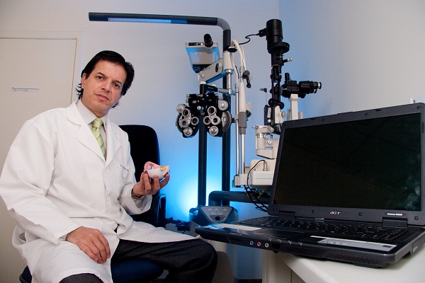 O oftalmologista especialista em glaucoma, Milton Jacques de Carvalho tem se surpreendido com os questionamentos aprofundados dos pacientes e o uso de termos técnicos e conhecimentos de procedimentos restritos à área médica (Cláudio Cunha/ Encontro/ DA Press)
