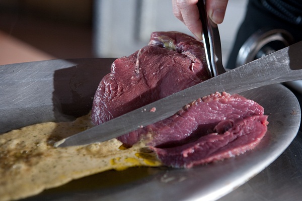 No Porcão, a carne de avestruz é preparada na frente do cliente e leva um molho especial (Eugênio Gurgel/ Encontro/ DA Press)
