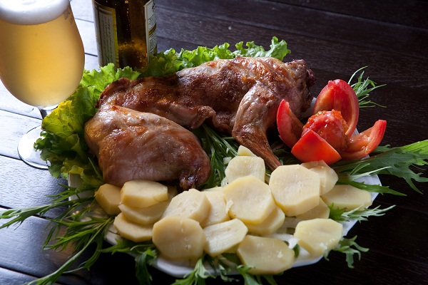 O restaurante Köbes oferece carne de coelho grelhado com batatas alemãs e salada (Eugênio Gurgel/ Encontro/ DA Press)