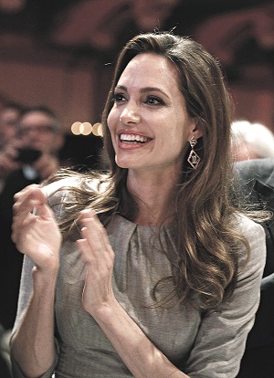 A atriz Angelina Jolie promoveu um debate mundial quando decidiu tornar pblica a deciso de ter feito uma  mastectomia preventiva: 'Decidi ser proativa', justificou (Divulgao)