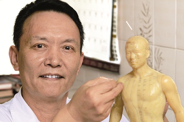 O acupunturista Gu Hang Hu tirou a sorte em um templo antes de decidir se mudar para Brasília: quase meio século dedicado à profissão (Raimundo Sampaio/Encontro/DA Press)