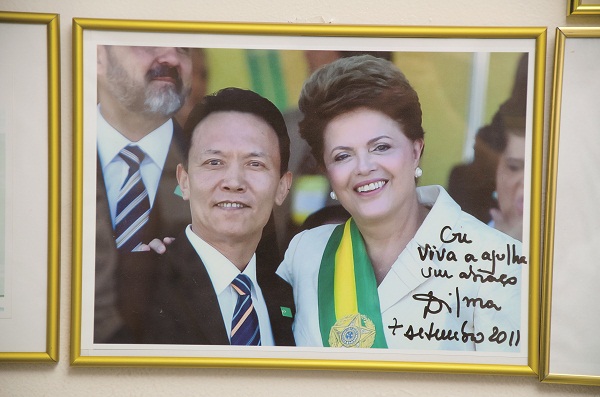 Até hoje a presidente Dilma é paciente de Gu: foto com direito a autógrafo (Arquivo pessoal )