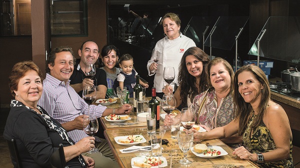 Hermínia (de pé, ao fundo) e o grupo de amigos da Confraria da Anarquia: amizade após uma excursão de turismo gastronômico (Bruno Pimentel/Esp. Encontro/DA Press)