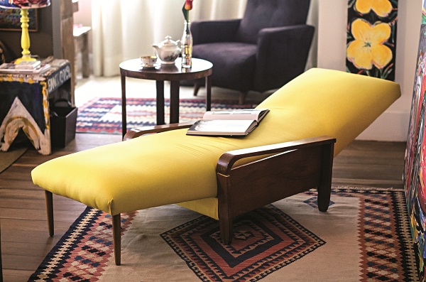 Herana de famlia, a chaise amarela dos anos 1970: integrao perfeita  casa da artista e empresria Stella Lopes (Fotos: Raimundo Sampaio/Encontro/DA Press)