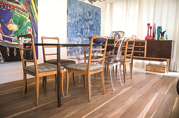Mesa de jantar é ornamentada por cadeiras dos anos 1960 herdadas pelo marido de Stella Lopes: entre elas, duas cadeiras Louis Ghost, do moderno designer Philippe Starck (Fotos: Raimundo Sampaio/Encontro/DA Press)