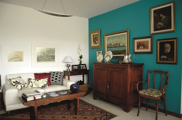 A parede azul do apartamento de Isabel Tavares: destaque para peças de família (Raimundo Sampaio/Encontro/DA Press)