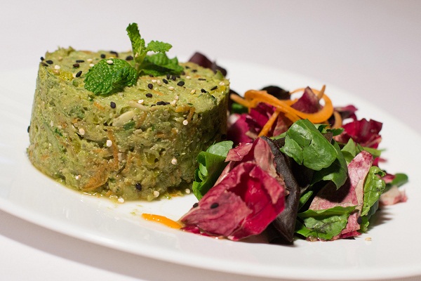 Entrada do almoço do restaurante Bhumi: minissalada com mix de folhas acompanhada com salpicão vivo de legumes (Daniel Gomes/ Divulgação)