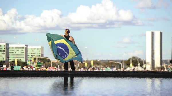 Simbolismo: em frente a um cartão-postal da cidade,a imagem de Tatiane Andrade representa a força da juventude brasiliense (Bruno Pimentel/Encontro/DA Press)