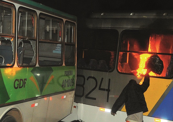 Em 19 de junho, durante protesto de rodoviários, na Rodoviária do Plano Piloto: manifestantes colocaram fogo em ônibus (Janine Moraes/CB/D.A Press)