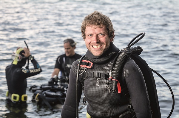 O instrutor Luciano Heusner faz mergulhos no lago Paranoá: visibilidade é um pouco restrita (Raimundo Sampaio/Encontro/D.A. Press)