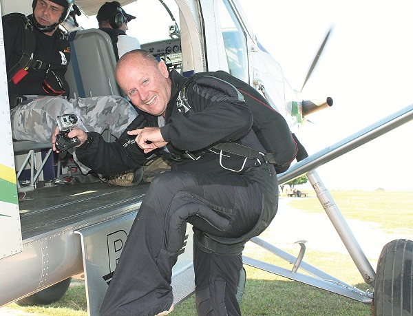 O instrutor de paraquedismo André Gago salta há 34 anos: é seguro, desde que haja treinamento (Arquivo Pessoal)