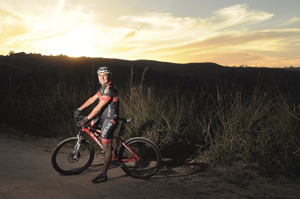 Camillo Linhares apaixonou-se pelo mountain bike e hoje é empresário da área: para trabalhar 
com ele, tem de ser apaixonado por bicicleta (Fotos: Minervino Júnior/Encontro/DA Press)