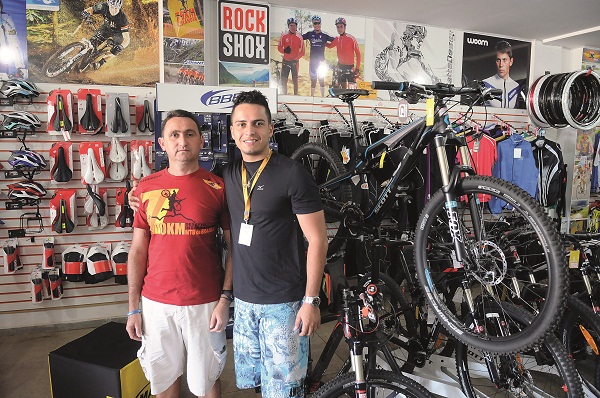 Camillo, com o filho, Danillo: aos 21 anos, o herdeiro já cuida sozinho de uma das filiais da JC Bike (Fotos: Minervino Júnior/Encontro/DA Press)