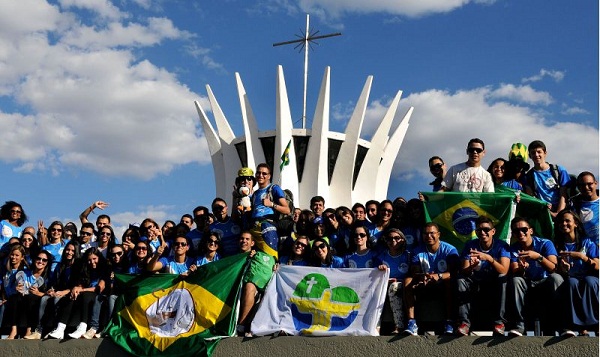 Grupo de jovens peregrinos em frente a Catedral Metropolitana de Brasília sai da cidade para a Jornada Mundial da Juventude - JMJ, no Rio de Janeiro (Edilson Rodrigues/CB/D.A Press)