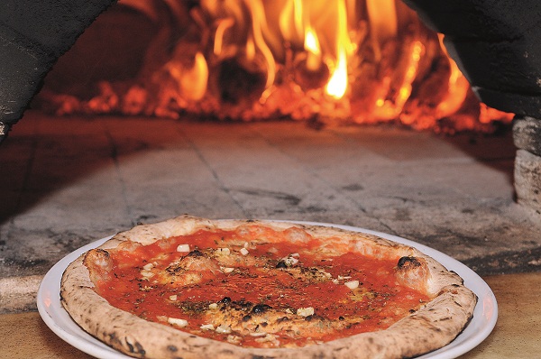 A Baco é a única pizzaria na capital considerada 'Vera Pizza Napoletana', nomenclatura concedida a casas que respeitam a tradição de Napólis
 (Bruno Pimentel / Encontro / DA Press)
