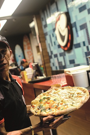 A Pedacinho tambm aposta no preo e na informalidade: cada fatia sai por R$ 4,70 e h vrias opes de pizzas (Bruno Pimentel / Encontro / DA Press)