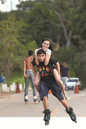 O estudante Jean Carlos, com a amiga Lara Cibelle: curtindo o parque de Águas Claras do jeito que mais gostam
 (Fotos: Minervino Júnior/Encontro/DA PRESS)