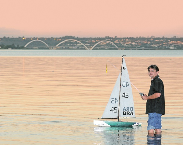 O nautimodelismo s cresce: Antnio de Santi tem 34 barcos, 16 avies e 25 carrinhos (Fotos: Minervino Jnior/Encontro/DA PRESS)