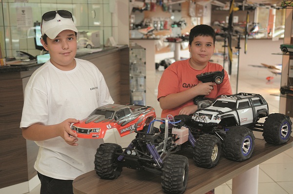 Os irmos Davi Gonalo e Daniel Silva, de 13 e 11 anos: eles tm sete carrinhos e disputam com os adultos (Fotos: Minervino Jnior/Encontro/DA PRESS)