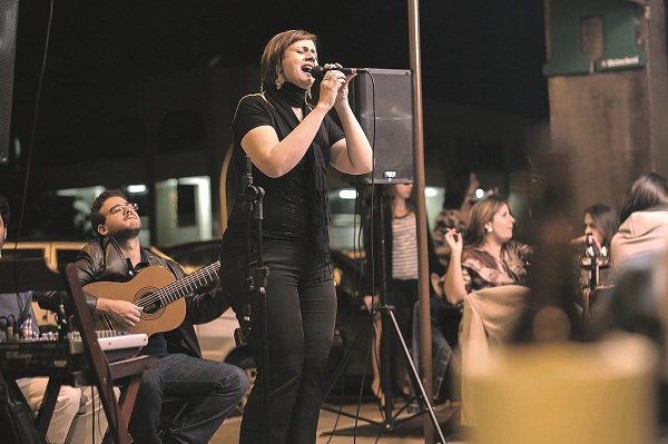A cantora Karla Sangaleti acredita que a msica produz uma atmosfera  parte: a noite no bar sem precisar fazer um 'esquenta' em outro lugar
 (Fotos: Bruno Pimentel / Encontro / DA Press)
