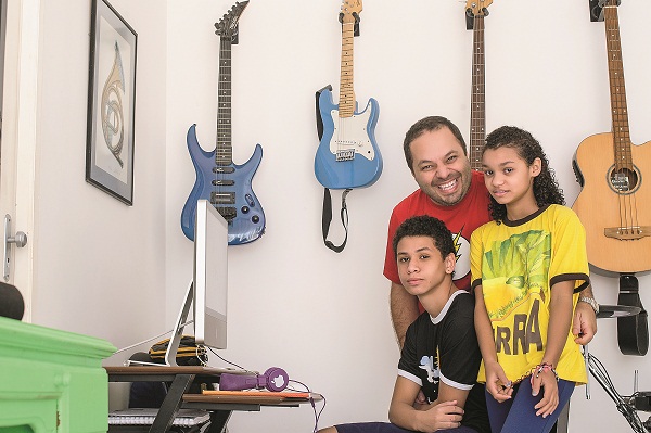 O empresário Rafael Peixoto, com os filhos, Henrique, de 12 anos, e Daniela, de 10, irmãos adotados oficialmente em 2010: 'Nem quis conhecer o histórico dos dois' (Bruno Pimentel/Encontro/DA Press)