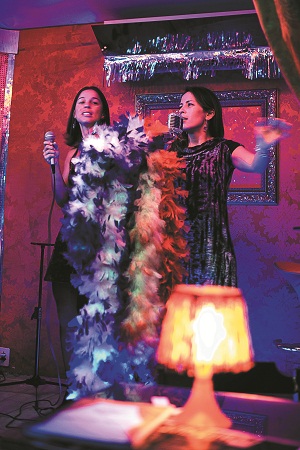 As irmãs Jaqueline & Fabiane animaram a plateia do Kabareh como se fossem cantoras profissionais: 'Vamos lá, gente, todo mundo!' (Fotos: Bruno Pimentel / Encontro / DA Press)