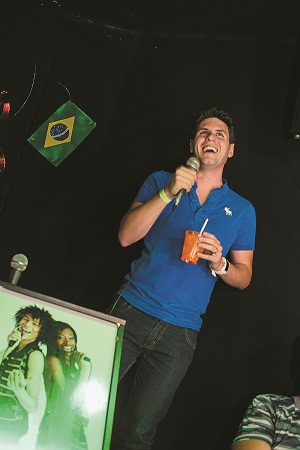 Bruno Carvalho Maltez não encontra só um microfone aberto no Stranger's: boa comida, cerveja gelada e premiações também são atrativos (Fotos: Bruno Pimentel / Encontro / DA Press)