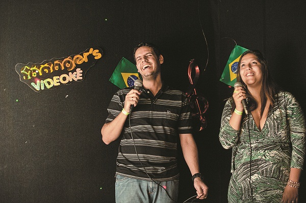 Os amigos Heli Junior e Tatiane de Oliveira soltam a voz em karaokês: 'É importante que a música seja antiga, para que todo mundo cante junto', diz ela (Fotos: Bruno Pimentel / Encontro / DA Press)
