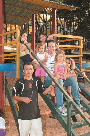 Cesário Costa, com as crianças da 108 Norte e o zelador, Domingos: decidiu ser prefeito depois de ser ignorado pelas autoridades (Fotos: Minervino Júnior/Encontro/D.A. Press)