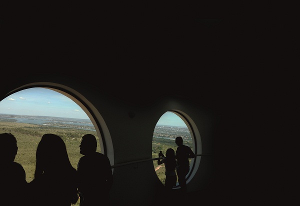 Vale a visita: apelidada de 'Flor do Cerrado', a Torre de TV Digital tem cpulas de vidro de onde o visitante v a paisagem a 80 metros do cho (Monique Renne/CB/ DA Press)