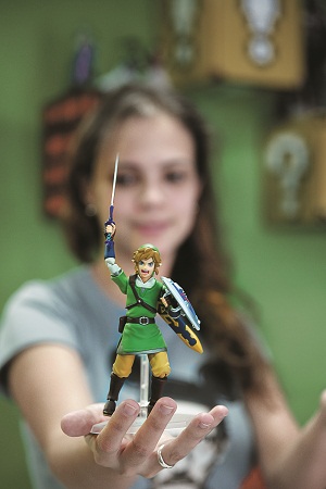 Link, personagem principal do jogo The Legend of Zelda: bonecos de filmes e games são atrativos em lojas do segmento (Fotos: Minervino Júnior/Encontro/DA Press)
