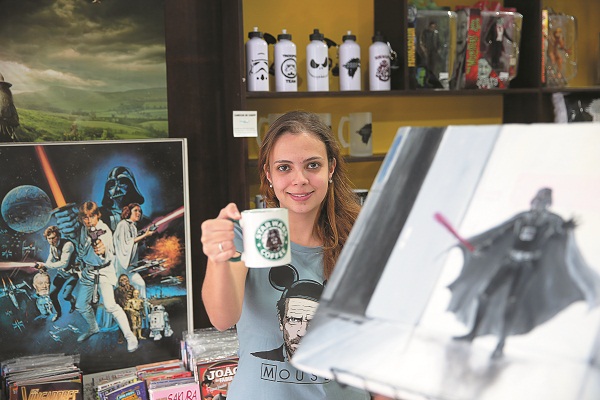 Proprietária da loja Naboo Espaço Geek,Cláudia Baccile: inspiração veio 
da série Star Wars (Fotos: Minervino Júnior/Encontro/DA Press)