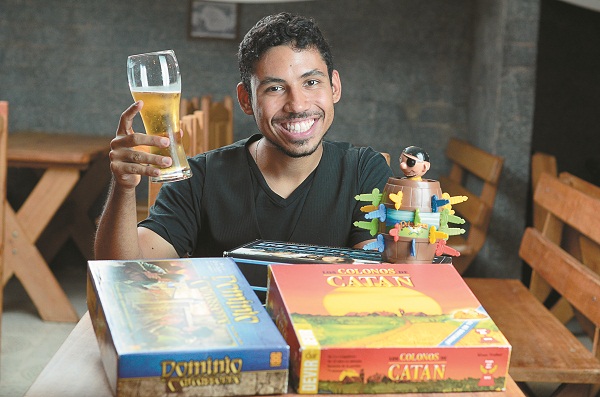 Carlos Moretti é gerente do pub Carcassone, voltado para o público nerd: jogos de tabuleiro, alguns bem antigos, são uma paixão (Raimundo Sampaio/Encontro/D.A Press)